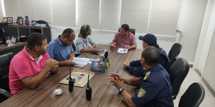 Marataízes: Prefeito discute novas medidas de segurança em escolas da rede municipal