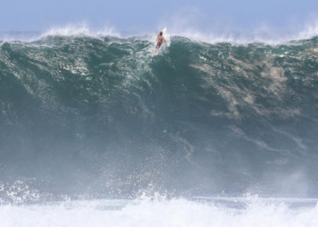 Brasil: Ondas gigantes em Itacoatiara atingem 10 metros e atraem surfistas
