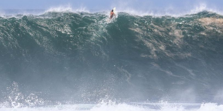 Brasil: Ondas gigantes em Itacoatiara atingem 10 metros e atraem surfistas