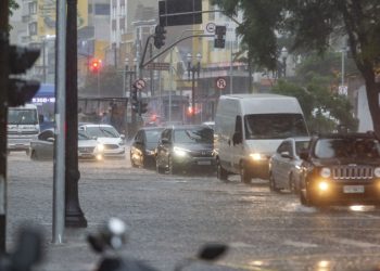 Brasil: Governo de SP faz parceria com app Waze para divulgar alertas de enchentes