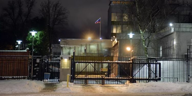 Mundo: Suécia expulsa diplomatas russos suspeitos de espionagem