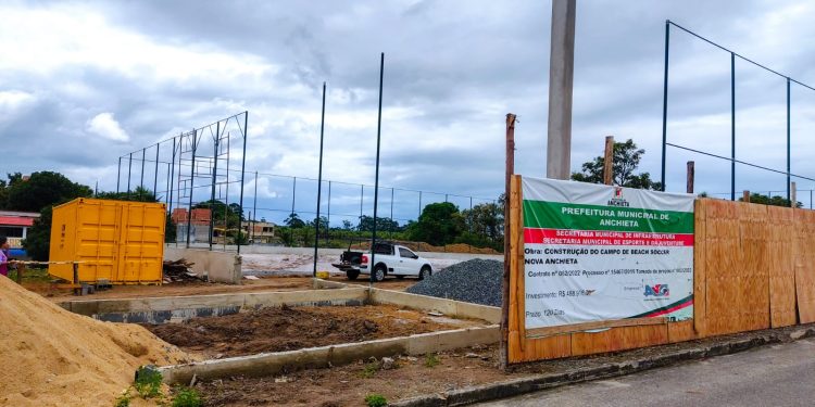 Anchieta: Obras de construção de campo de futebol de areia estão adiantadas