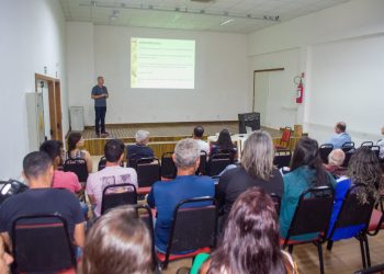 Anchieta: Produtores rurais e servidores participam de palestra sobre a raiva anima