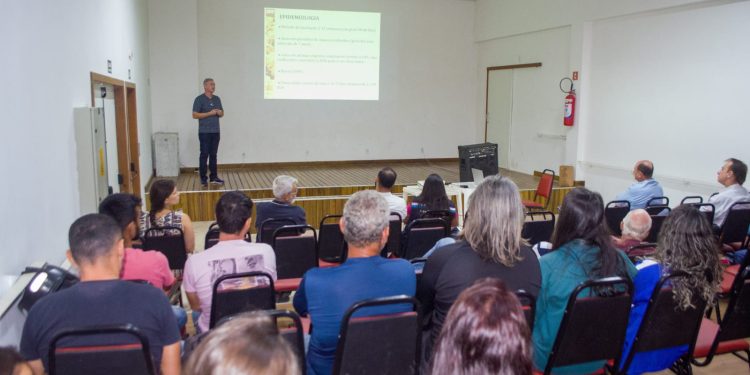 Anchieta: Produtores rurais e servidores participam de palestra sobre a raiva anima