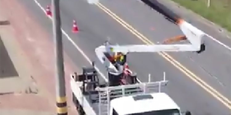 Piúma: Prefeitura continua instalando pontos de LED pela cidade