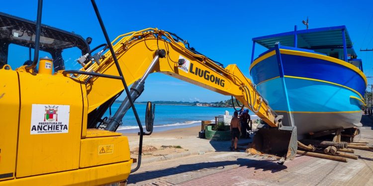 Anchieta: Prefeitura já atende às demandas de pescadores com a retroescavadeira