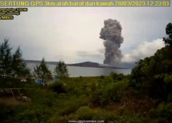 Mundo: Vulcão em erupção na Indonésia ‘cospe’ coluna de cinzas de mais de 2,5 mil metros de altura