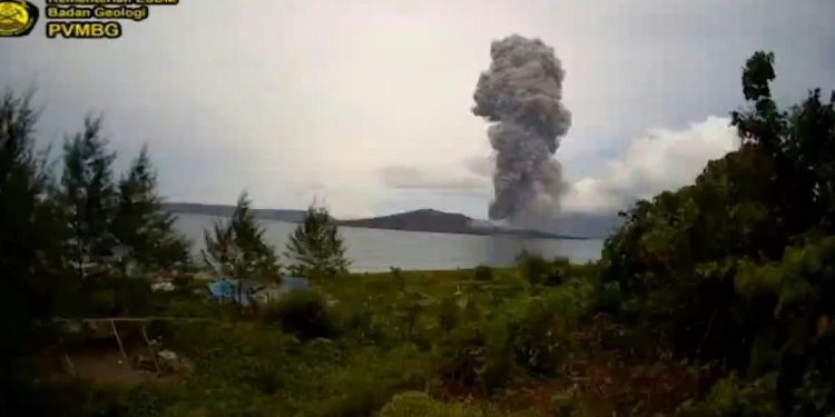Mundo: Vulcão em erupção na Indonésia ‘cospe’ coluna de cinzas de mais de 2,5 mil metros de altura