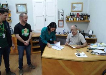 Alfredo Chaves: Prefeitura assina convênio para acesso a crédito consignado aos servidores