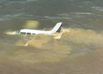 Brasil: Avião sofre pane no ar e faz pouso forçado no mar do Maranhão