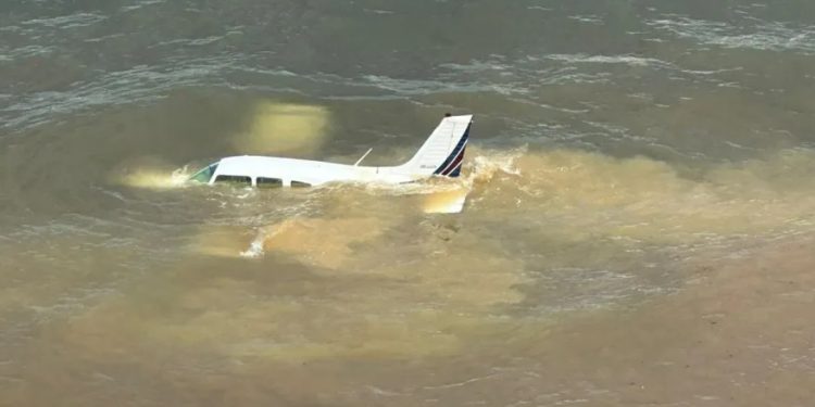 Brasil: Avião sofre pane no ar e faz pouso forçado no mar do Maranhão