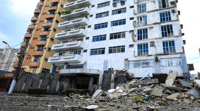Brasil: Sacadas de prédio residencial desabam em Belém