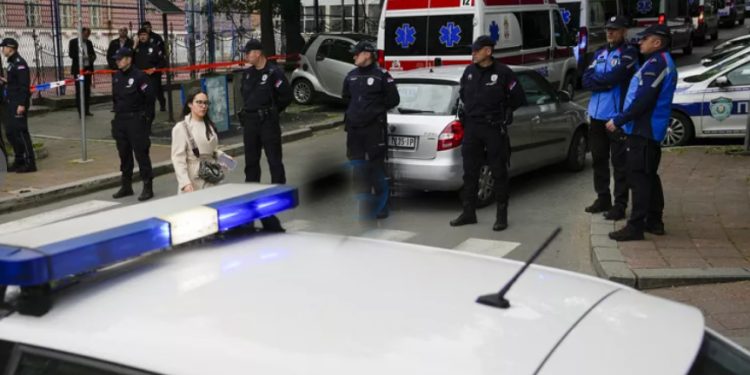 Mundo: Adolescente mata oito crianças e um adulto em escola da Sérvia