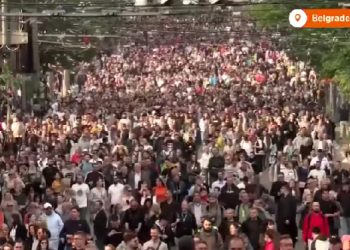 Mundo: Dezenas de milhares se reúnem em protesto em Belgrado contra tiroteios em massa