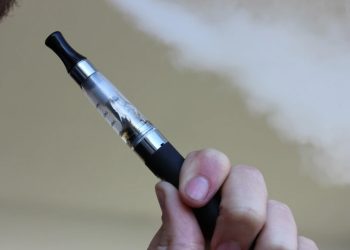 Mundo: Cigarro eletrônico explode durante voo e assusta passageiros