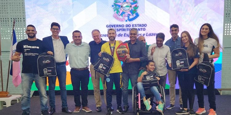 Estado: Governo entrega kits do programa Bolsa Atleta