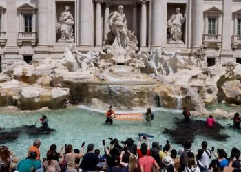 Mundo: Água da Fontana di Trevi escurece em protesto pelo clima na Itália
