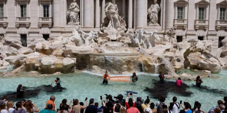 Mundo: Água da Fontana di Trevi escurece em protesto pelo clima na Itália