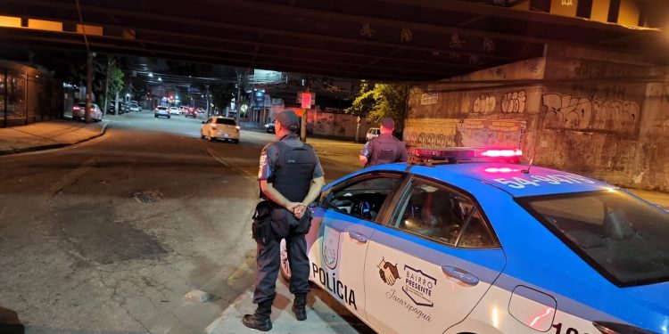 Brasil: PMs são presos após denúncia de estupro dentro de viatura no Rio