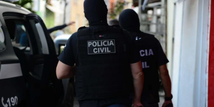 Fraude: Suspeita de comprar diploma falso para atuar como cirurgiã plástica é presa no CE