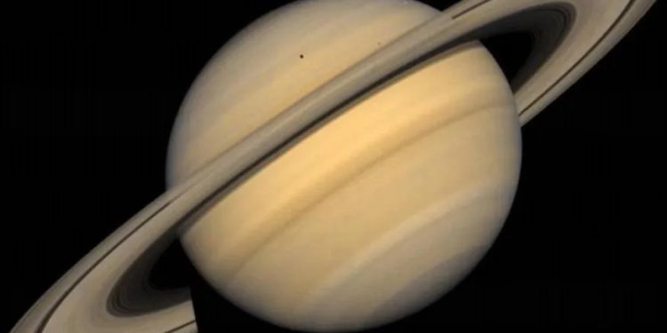 Mundo: Astrônomos descobrem 62 novas luas em Saturno