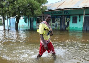 Mundo: Inundações na Somália deslocam de mais de 200 mil pessoas