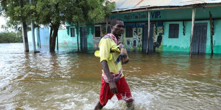 Mundo: Inundações na Somália deslocam de mais de 200 mil pessoas