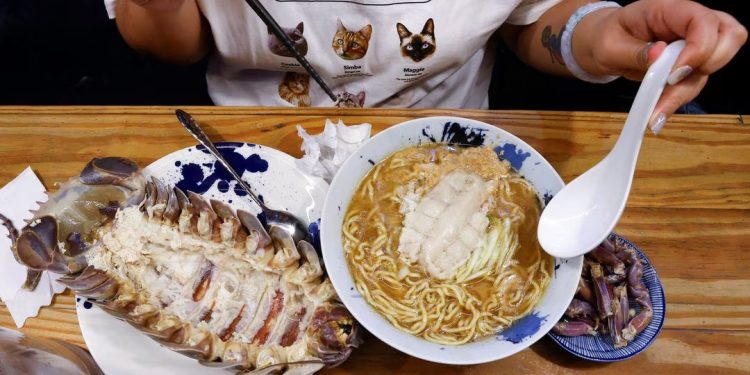 Mundo: Restaurante de Taipei prepara macarrão de crustáceo gigante para clientes ousados