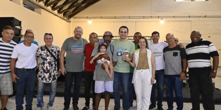Vitória: Emoção toma conta de famílias contempladas com cartão do Vix + Cidadania