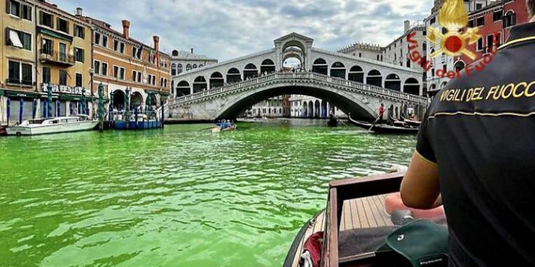 Mundo: Autoridades de Veneza investigam água dos canais que ficaram verde fluorescente