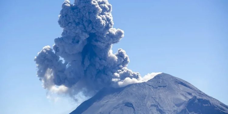 Mundo: Vulcão segue com erupções e México eleva nível de alerta e fecha aeroporto
