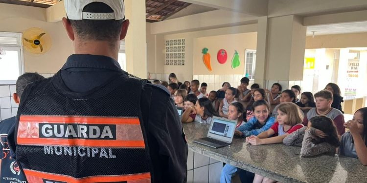 Anchieta: Guarda Municipal realiza ações educativas no trânsito e nas escolas no Maio Amarelo