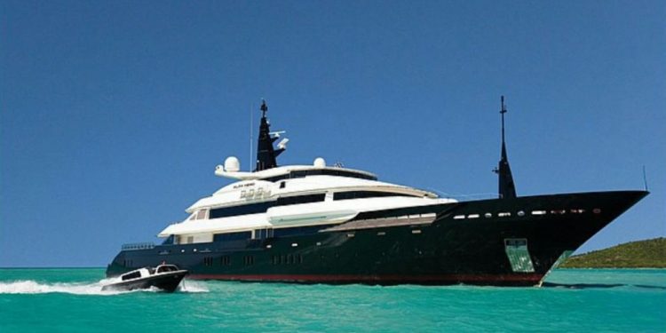 Mundo: Iate de luxo de quase R$ 600 milhões está abandonado no Caribe
