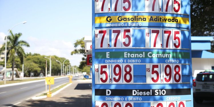 Brasil: O que muda na política de preços dos combustíveis com o fim da paridade