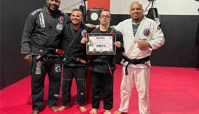 Alfredo Chaves: Alfredense é o primeiro atleta com síndrome de Down do Estado graduado com faixa preta no jiu-jítsu