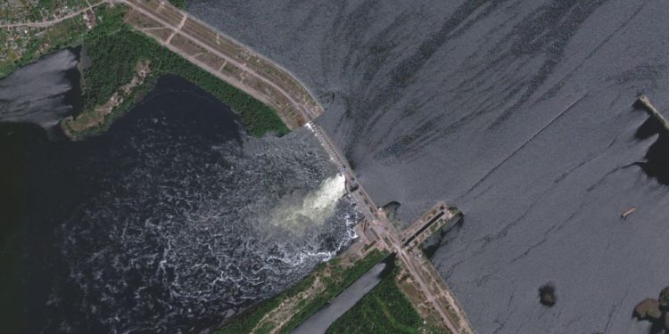 Mundo: Destruição da represa na Crimeia ameaça deixar sem água usina nuclear e população
