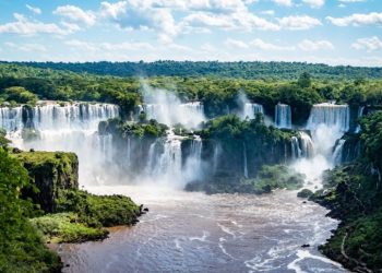 Brasil: Parque Nacional do Iguaçu retira 158 quilos de moedas em ação de limpeza do rio