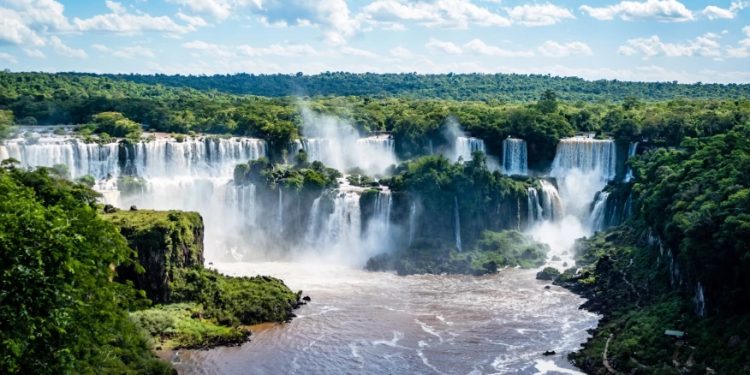 Brasil: Parque Nacional do Iguaçu retira 158 quilos de moedas em ação de limpeza do rio
