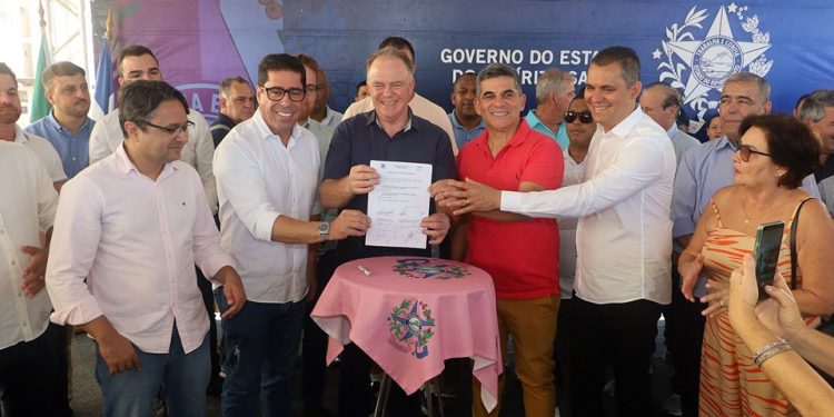 Estado: Governador entrega obras de pavimentação e anuncia reconstrução de escola em Piúma