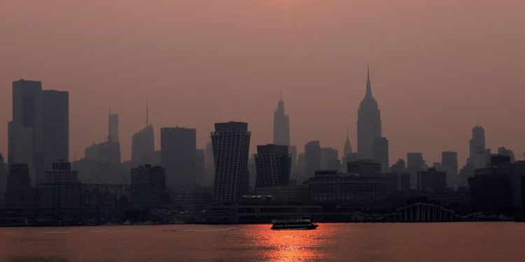 Mundo: Fumaça de incêndio florestal do Canadá interrompe voos de Nova York e Filadélfia
