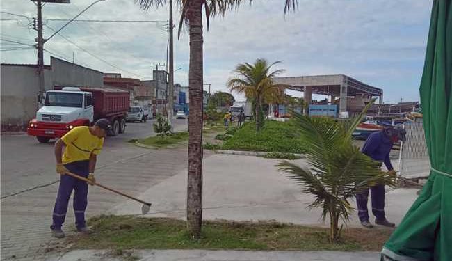 Itapemirim: Prefeitura faz limpeza de ruas e praias durante o feriado