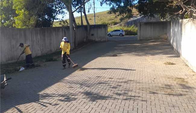 Itapemirim: Prefeitura realiza roçada de espaços públicos em Candéus