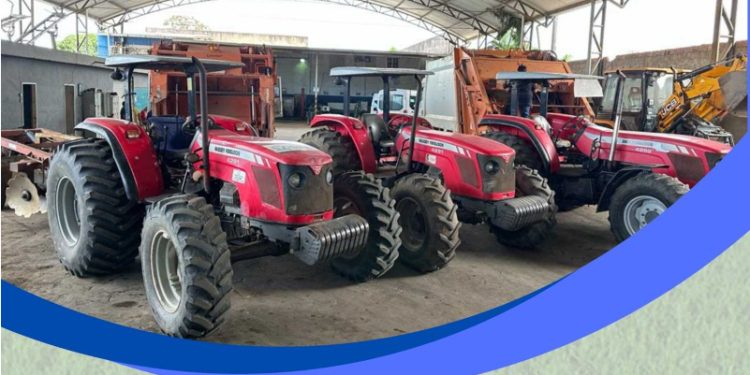 Itapemirim: Prefeitura entrega três tratores consertados para os produtores rurais