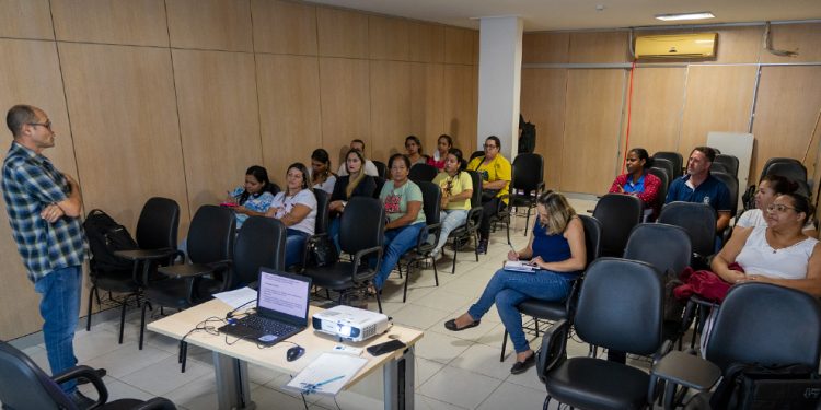 Marataízes: Saúde capacita equipe para coleta do teste do pezinho