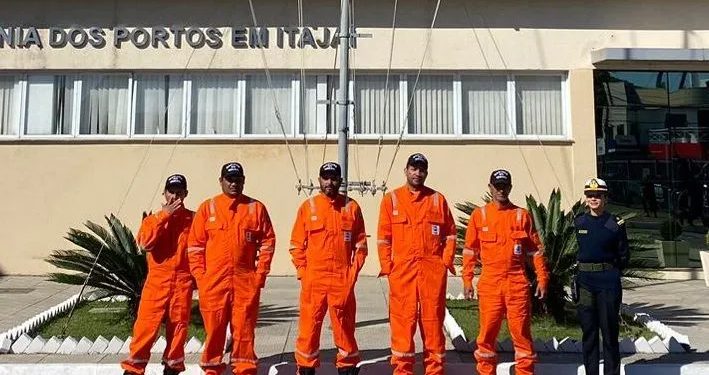 Brasil: Marinha resgata cinco tripulantes de barco que afundou no litoral de Santa Catarina