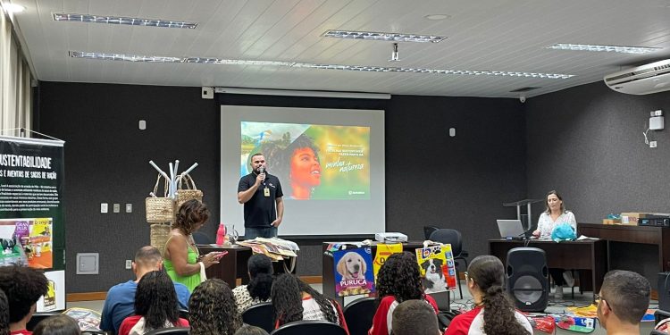 Samarco: Mineradora e Associação de Artesanato de Mãe Bá fazem palestra em escola de Anchieta