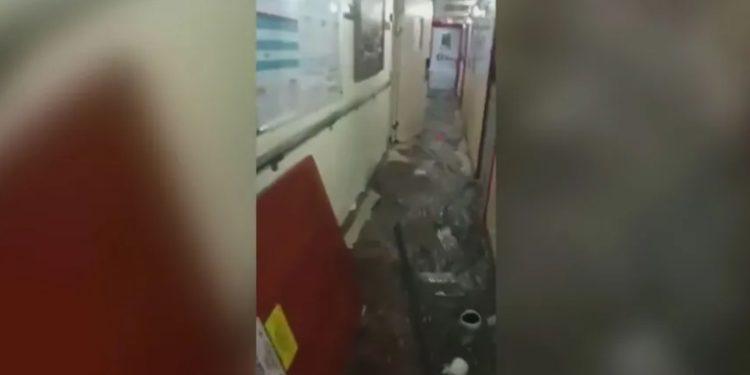 Mundo: Água invade corredores de navio de cruzeiro castigado por temporal