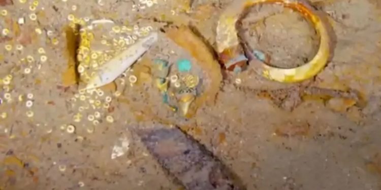 Mundo: Colar de ouro com dente de megalodonte é descoberto nos destroços do Titanic