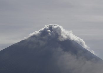 Mundo: Milhares de pessoas deixam suas casas por causa de risco de erupção de vulcão nas Filipinas