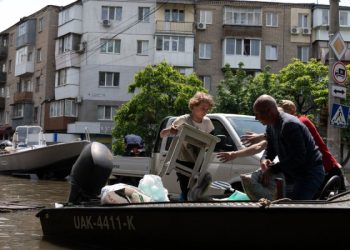 Mundo: Civis ucranianos passam a noite em telhados a espera de resgate após destruição da represa